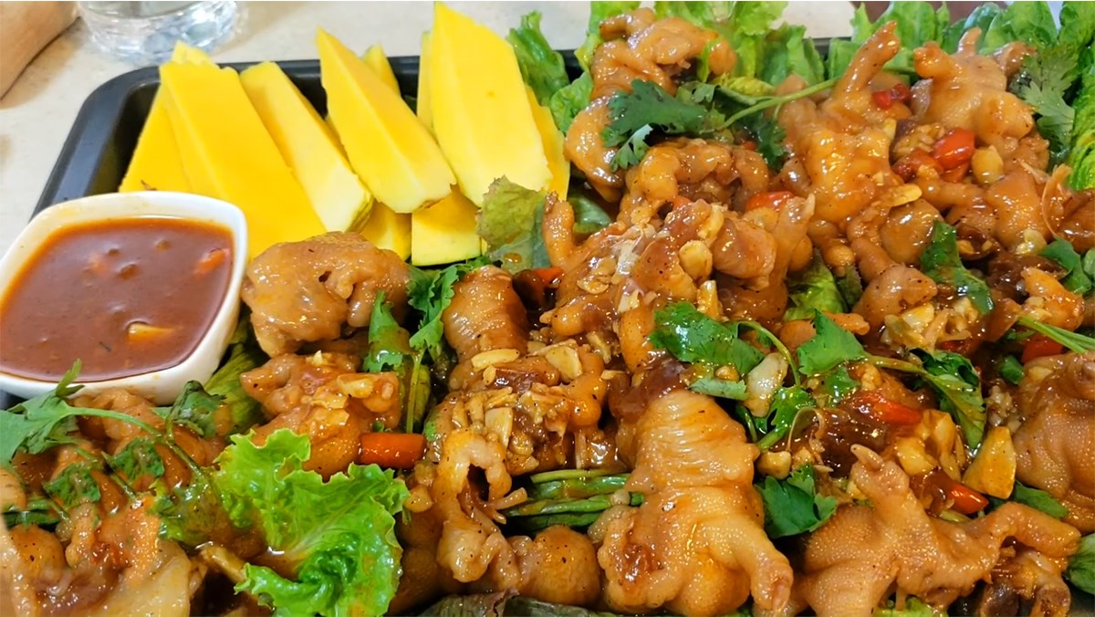 Cách làm chân gà rút xương cháy tỏi giòn ngon lạ miệng của nhà thích mê